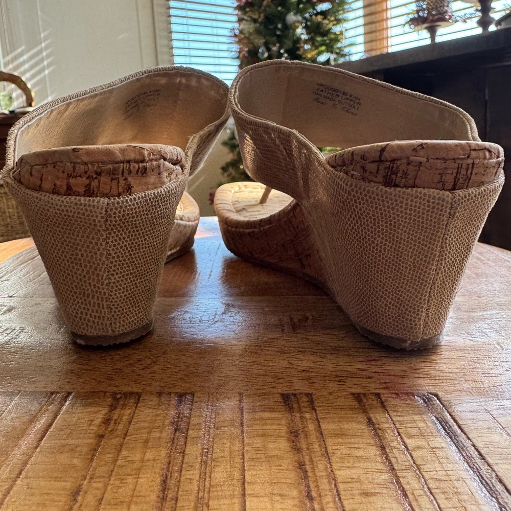 Donald J. Pliner Beige Textured Sandals - Picture 11 of 11